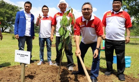 Ketua Umum Partai Amanat Nasional (PAN), Zulkifli Hasan menanam pohon kopi dalam kunjungannya ke City Forest Jember, Jawa Timur, Ahad (22/4).