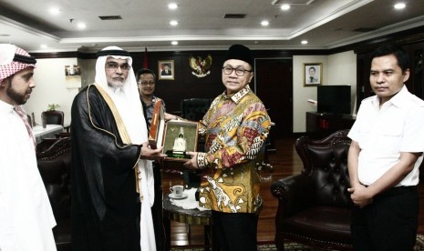 Ketua MPR RI, Zulkifli Hasan, menerim kunjungan Duta Besar Arab Saudi untuk Indonesia, Osamah Mohammed Alshuibi, di Ruang Kerja Ketua MPR RI, Gedung Nusantara III, Kompleks Gedung MPR/DPR/DPD, Senayan, Jakarta, Rabu (16/11). 