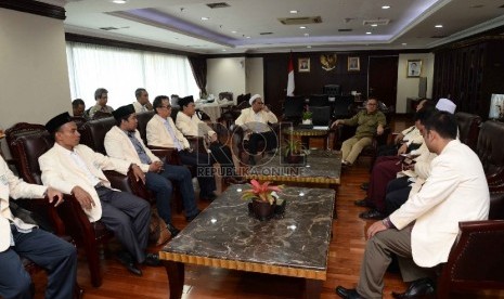  Ketua MPR RI Zulkifli Hasan menerima jajaran pengurus Badan Koordinasi Mubaligh Indonesia (Bakomubin) di Komplek Parlemen Senayan, Jakarta (26/6). (Republika/Yasin Habibi)