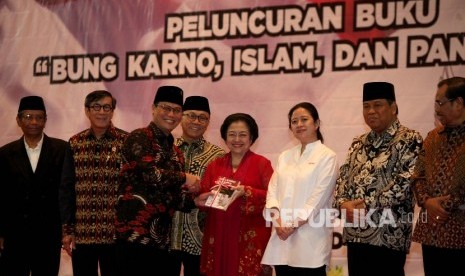 Ketua MPR RI Zulkifli Hasan, menerima buku secara simbolik oleh Ketua Fraksi PDIP di MPR Ahmad Basarah disaksikan Ketua Umum Partai Demokrasi Indonesia Perjuangan sekaligus Presiden RI ke-5, Megawati Soekarnoputri, Ketua Mahkamah Konstitusi (MK), Arief Hidayat , mantan Ketua Mahkamah Konstitusi Mahfud MD , dan Menteri Perekonomian Bidang Pemberdayaan Manusia dan Kebudayaan (Menko PMK) Puan Maharani saat menghadiri peringatan haul Presiden RI pertama, Soekarno, ke-47 sekaligus peluncuran buku karangan Ketua Fraksi PDIP di MPR Ahmad Basarah 'Bung Karno, Islam, dan Pancasila' di kompleks Parlemen, Senayan, Jakarta, Rabu (21/6). 