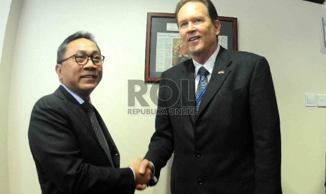  Ketua MPR RI Zulkifli Hasan menerima Ketua Delegasi Kongres AS, Vern Buchanan (kanan) saat berkunjung ke Guedung MPR, Senayan, Jakarta, Ahad (16/8).   (Republika/Agung Supriyanto)