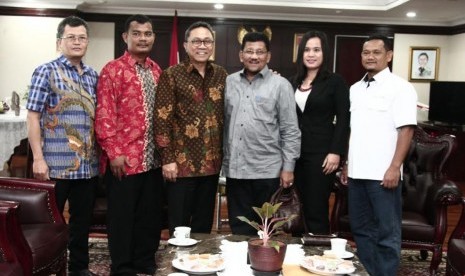 Ketua MPR RI Zulkifli Hasan menerima kunjungan panitia pelaksana Festival Pencak silat pesisir tahun 2017, Selasa (25/1). 