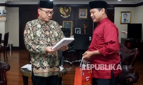 Ketua MPR RI Zulkifli Hasan menerima kunjungan perwakilan Ikatan Mahasiswa Muhammadiyah (IMM) dan perwakilan Darul Qur'an di Kompleks Parlemen, Jakarta, Kamis (6/7). 