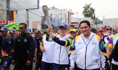 Ketua MPR RI, Zulkifli Hasan mengarak obor Asian Games 2018 bersama Ketua Penyelenggara Asian Games INASGOC Erick Thohir di Bandar Lampung, Rabu (8/8).