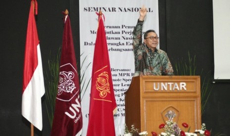  Ketua MPR RI, Zulkifli Hasan, menghadiri seminar nasional yang digelar Fakultas Hukum Universitas Tarumanegara di Auditorium Kampus M Universitas Tarumanegara, Jakarta, Senin (21/11).