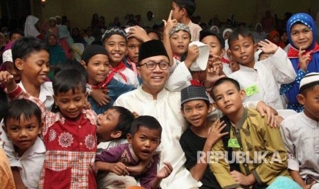 Ketua MPR RI Zulkifli Hasan menghadiri soft launching Sekolah Ayah dan Ibu Negeri (SAIN) sekaligus pemberian santunan kepada 250 anak yatim dari Gerakan Ibu Negeri (GIN) pimpinan Neno Warisman di Masjid At Tin, TMII Jakarta, Sabtu (10/6).