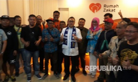 Ketua MPR RI Zulkifli Hasan, menyaksikan penyerahan bantuan dana dari Perwakilan Bobotoh Persib  sebagai aksi dukungan untuk Rohingya di Kantor Rumah Zakat Cabang Bandung, Rabu (11/10).