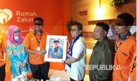 Ketua MPR RI Zulkifli Hasan, menyaksikan penyerahan bantuan dana dari Perwakilan Bobotoh Persib  sebagai aksi dukungan untuk Rohingya di Kantor Rumah Zakat Cabang Bandung, Rabu (11/10).