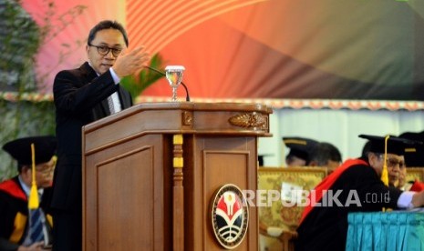 Ketua MPR RI Zulkifli Hasan menyampaikan orasi ilmiahnya saat acara Upacara Wisuda Gelombang III tahun 2016 di Gymnasium UPI, Jalan Setiabudi, Kota Bandung, Rabu (14/12).