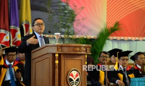 Ketua MPR RI Zulkifli Hasan menyampaikan orasi ilmiahnya saat acara Upacara Wisuda Gelombang III tahun 2016 di Gymnasium UPI, Jalan Setiabudi, Kota Bandung, Rabu (14/12).