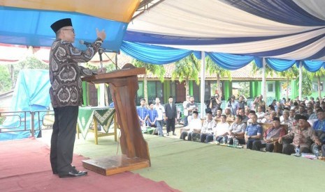 Ketua MPR RI, Zulkifli Hasan saat memberikan kuliah umum tentang Sosialisasi Empat Pilar MPR RI di Pondok Pesantren Darul Arqom, Majalengka, Jawa Barat, Senin (24/7). 