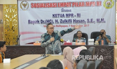 Ketua MPR RI Zulkifli Hasan saat menjadi pemateri Sosialisasi Empat Pilar MPR RI di Universitas Balikpapan, Kamis (7/9)