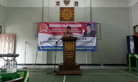 Ketua MPR RI, Zulkifli Hasan sedang sosialisasikan Empat Pilar di depan ratusan Jamaah Muhammadiyah, Temangngung-Jawa Tengah, Ahad (19/2). 