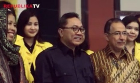 Ketua MPR RI Zulkifli Hasan  (tengah)