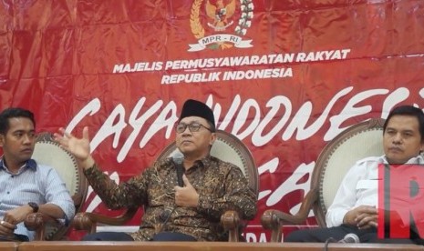 Ketua MPR RI, Zulkifli Hasan (tengah).