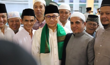 Ketua MPR RI, Zulkifli Hasan (tengah)