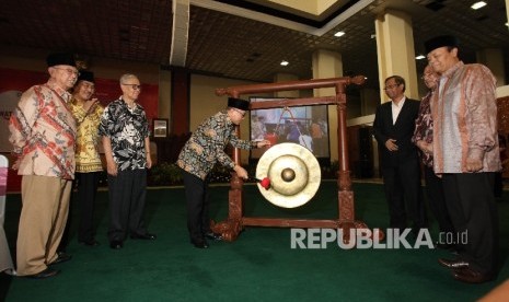 Ketua MPR RI, Zulkifli Hasan (tengah), disaksikan sejumlah tokoh masyarakat dan politik saat pembukaan dialog Refleksi Kebangsaan: Merawat Kebhinnekaan untuk Menjaga Keutuhan NKRI di Kompleks Parlemen, Jakarta, Selasa (13/6).