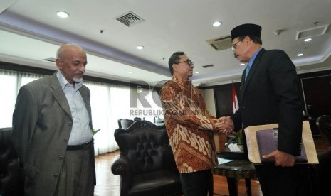  Ketua MPR Zulkifli Hasan menerima kunjungan Ketua Kadin Malaysia sekaligus Senator Malaysia Tan Sri H.M. Ali Rustam (kanan) dan sejumlah pengurus BKPRMI di gedung MPR RI, Senayan, Jakarta, Senin (19/10). (Republika/Rakhamwaty La’lang)