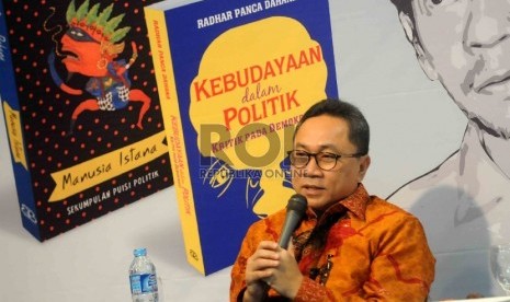  Ketua MPR Zulkifli Hasan menjadi pembicara dalam diskusi buku Kebudayaan Dalam Politik karya Radhar Panca Dahana di Taman Ismail Marzuki, Jakarta, Rabu (11/3). (Repubika/Agung Supriyanto)