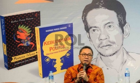  Ketua MPR Zulkifli Hasan menjadi pembicara dalam diskusi buku Kebudayaan Dalam Politik karya Radhar Panca Dahana di Taman Ismail Marzuki, Jakarta, Rabu (11/3). (Repubika/Agung Supriyanto)