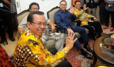  Ketua MPR sekaligus Ketua Umum PAN Zulkifli Hasan (kedua kanan) saat menerima kunjungan Ketua Umum Partai Golkar Munas Ancol Agung Laksono di rumah dinas Ketua MPR di Jakarta, Kamis (12/3). (Republika/Agung Supriyanto)