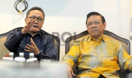 Ketua MPR sekaligus Ketua Umum Partai Amanat Nasional (PAN) Zulkifli Hasan (kiri) menerima kunjungan Ketua Umum Partai Golkar Munas Ancol Agung Laksono di rumah dinas Ketua MPR RI di Jakarta, Kamis (12/3).  (Republika/Agung Supriyanto)