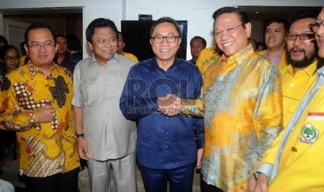  Ketua MPR sekaligus Ketua Umum PAN Zulkifli Hasan (tengah) menerima Ketua Umum Partai Golkar Munas Ancol Agung Laksono di rumah dinas Ketua MPR di Jakarta, Kamis (12/3). (Republika/Agung Supriyanto)