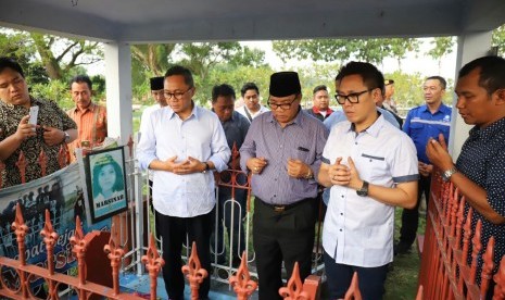 Ketua MPR sekaligus Ketua Umum Partai Amanat Nasional (PAN), Zulkifli Hasan mengunjungi makam Marsinah di Nganjuk, Jawa Timur ditemani politikus PAN, Eko Patrio, Kamis (19/4).