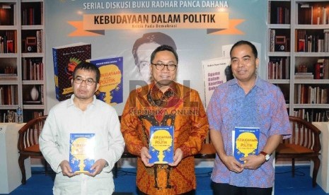 Ketua MPR sekaligus Ketua Umum Partai Amanat Nasional Zulkifli Hasan (tengah) berfoto bersama Pengamat politik Yudi Latif (kiri), Pemred Kompas, Rikard Bangun (kanan) saat diskusi buku 