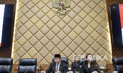 Ketua MPR Sementara Abdul Wahab Dalimonthe (kiri) dan Wakil Ketua MPR Sementara Hillary Brigitta Lasut (kanan) memimpin rapat gabungan pimpinan sementara MPR dengan perwakilan fraksi dan kelompok DPD di ruang KK V, Gedung Nusantara, Komplek Parlemen, Senayan, Kamis (3/10/2019). 