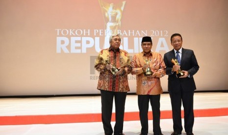  Ketua MPR Taufiq Kiemas, Ketua PBNU KH Said Aqil Siroj dan Menko Polhukam Djoko Suyanto menerima penghargaan sebagai Tokoh Perubahan Republika 2012 di Jakarta, Selasa (30/4). (Repubika/Prayogi) 