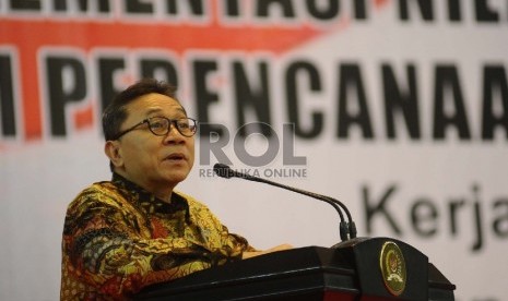 Ketua MPR/ Wakil Ketua Dewan Pakar ICMI Zulkifli Hasan berbicara saat membuka seminar Nasional di Kompleks Parlemen Senayan, Jakarta, Rabu (18/11).