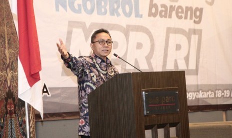 Ketua MPR Zulkifi Hasan memberikan sambutan pada acara 'Ngobrol Bareng dengan Netizen', di Yogyakarta, (18/3).