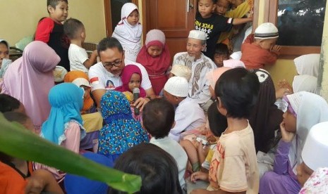 Ketua MPR Zulkifli Hasan berbagi zakat maal di Cipinang.