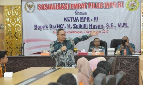 Ketua MPR Zulkifli Hasan berbicara soal Rohingya usai menyampaikan Sosialisasi Empat Pilar Pancasila di Universitas Balikpapan.