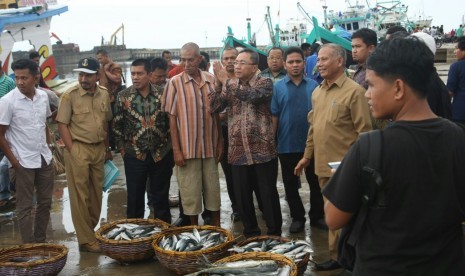 Ketua MPR Zulkifli Hasan berdialog dengan nelayan dan penjual Ikan di Tempat Pelelangan Ikan (TPI) Samodra Lampulo, di Banda Aceh, Senin (30/10).