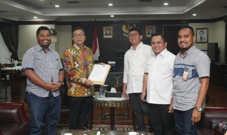 Ketua MPR Zulkifli Hasan bersama Kagama.