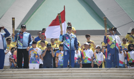 Ketua MPR Zulkifli Hasan bersama Ketua DPR Bambang Soesatyo dan Ketua DPD Oesma Sapta saat menerima api obor Asian Para Games 2018.