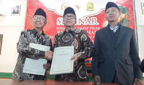 Ketua MPR Zulkifli Hasan bersama Pemimpin Pondok Pesantren Tebuireng Gus Sholah.