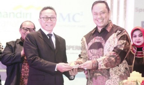 Ketua MPR Zulkifli Hasan bersama penggagas ESQ Ary Ginanjar Agustian. 