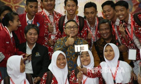 Ketua MPR Zulkifli Hasan bersama siswa perwakilan dari 34 Provinsi Finalis Lomba Cerdas Cermat Empat Pilar MPR Tingkat SLTA Nasional Tahun 2017 di Gedung Nusantara V MPR, Kamis (10/8).