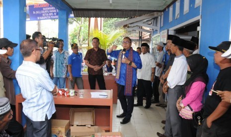 Ketua MPR Zulkifli Hasan bertatap muka dengan para tokoh masyarakat dan ratusan masyarakat Desa Karanganyar, Kecamatan Gedong Tataan, Kabupaten Pesawaran, Provinsi Lampung dalam acara Temu Tokoh dan Sosialisasi Empat Pilar MPR, yang diselenggarakan di Balai Desa Karanganyar, Jumat (30/11).