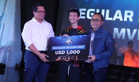 Ketua MPR Zulkifli Hasan bertemu ribuan gamer Komunitas Mobile Legend yang berkumpul di Mall Taman Anggrek, Jakarta.