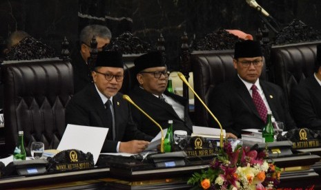 Ketua MPR Zulkifli Hasan beserta jajaran pimpinan MPR dalam Sidang Paripurna MPR Akhir Masa Jabatan 2014 – 2019 di Gedung Nusantara, Komplek MPR/DPR/DPD RI, Senayan, Jumat (27/9). 