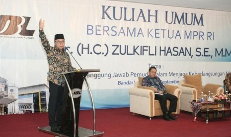 Ketua MPR Zulkifli Hasan  dalam kuliah umum di depan ratusan mahasiswa Universitas Bandar Lampung, Rabu (21/9).