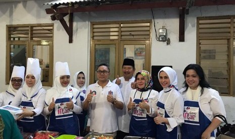 Ketua MPR Zulkifli Hasan dan Dewan Pimpinan Pusat Perempuan Amanat Nasional (DPP PUAN) dalam acara memasak dan bagi-bagi takjil