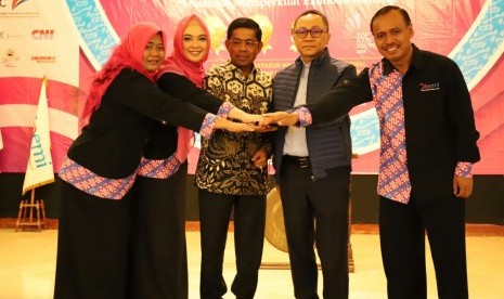 Ketua MPR Zulkifli Hasan didaulat membuka Rapat Kerja Nasional Ikatan Pengusaha Muslimah Indonesia (IPEMI) di Hotel Yasmin Bogor, Senin (7/5). 