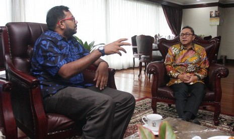 Ketua MPR Zulkifli Hasan (kanan) berbicara dengan Koordinator Komisi untuk Orang Hilang dan Korban Tindak Kekerasan (KontraS), Haris Azhar (kiri) saat menyampaikan beberapa hal terutama penyelesaian kasus pelanggaran HAM di Ruang Kerja Ketua MPR, 