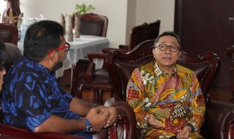 Ketua MPR Zulkifli Hasan (kanan) berbicara dengan Koordinator Komisi untuk Orang Hilang dan Korban Tindak Kekerasan (KontraS), Haris Azhar (kiri) saat menyampaikan beberapa hal terutama penyelesaian kasus pelanggaran HAM di Ruang Kerja Ketua MPR. 