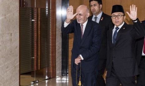 Ketua MPR Zulkifli Hasan (kanan) bersama Presiden Afganistan Mohammad Ashraf Ghani (kiri) melambaikan tangan seusai melakukan pertemuan di gedung Nusantara V, Komplek Parlemen Senayan, Jakarta, Kamis (6/4). 